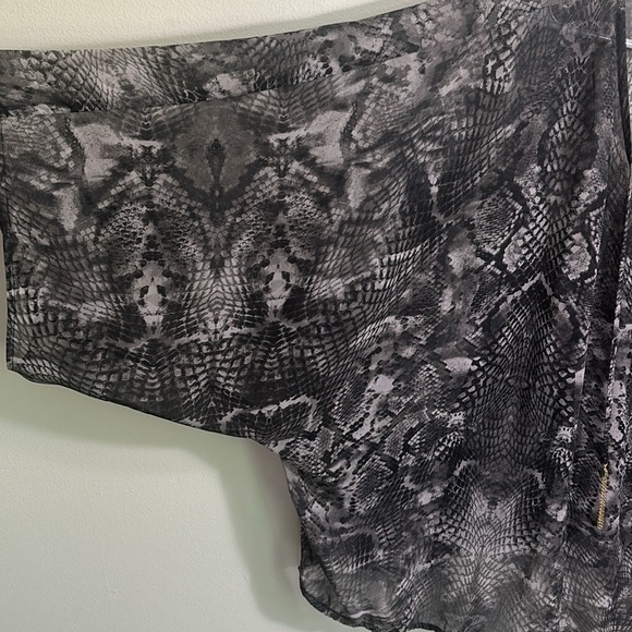 Jennifer Lopez Black and Gray Blouse - Picture 7 of 7